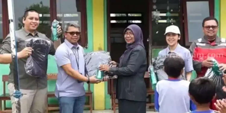 Donasi Perangkat Sekolah untuk Siswa di Sampang