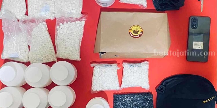 Penggerebekan Rumah Penceng, Ribuan Butir Pil Terlarang Disita Polres Mojokerto