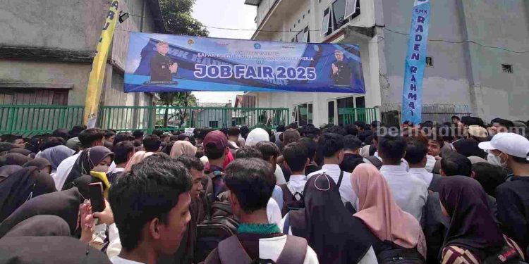 Ribuan Pelamar Hadiri Job Fair 2025 di Mojokerto, Didominasi Gen Z dan Milenial