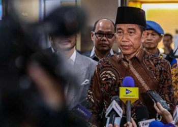 Jokowi Bawa Ijazah Usai Diperiksa Bareskrim, Warna Map dan Tulisan Memudar, Asli?