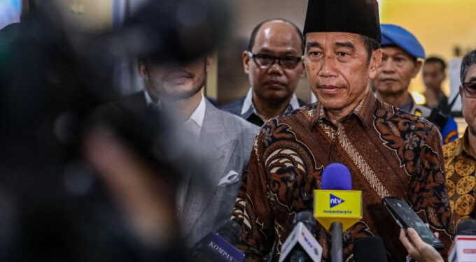 Jokowi Bawa Ijazah Usai Diperiksa Bareskrim, Warna Map dan Tulisan Memudar, Asli?