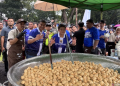 Masak 5000 Porsi Batagor Bersama Ribuan Bobotoh di Bandung dengan Wagub Jabar