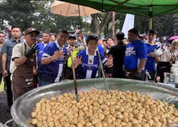 Masak 5000 Porsi Batagor Bersama Ribuan Bobotoh di Bandung dengan Wagub Jabar