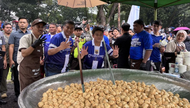 Masak 5000 Porsi Batagor Bersama Ribuan Bobotoh di Bandung dengan Wagub Jabar
