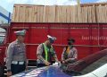 Truk Kayu Oleng di Lumajang Nyaris Sebabkan Kecelakaan Demi Konten