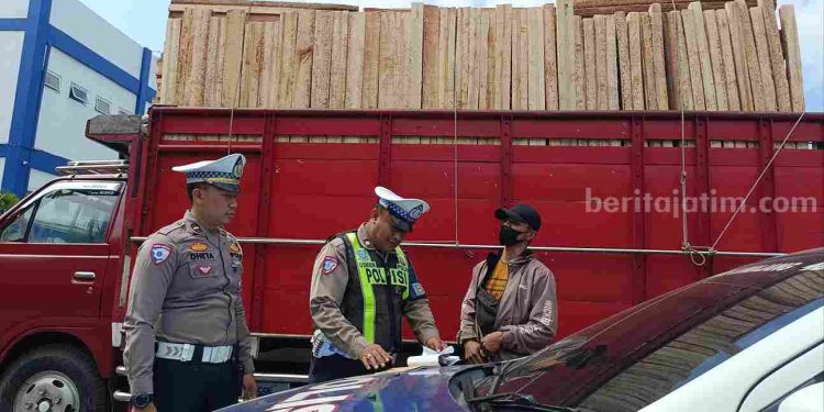 Truk Kayu Oleng di Lumajang Nyaris Sebabkan Kecelakaan Demi Konten
