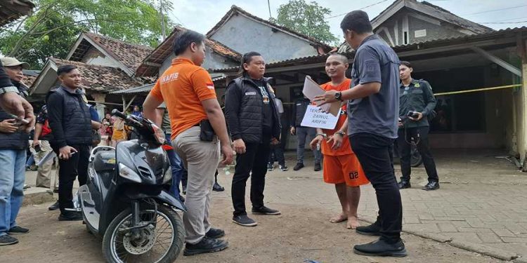 Warga Padati Lokasi Kejadian, Polisi Temukan Celana Korban di dalam Septic Tank