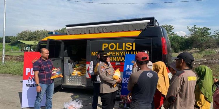 Polisi Datang Bawa Sembako, Pemulung TPA Wonokerto Terharu