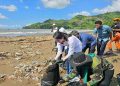 Arumi Terlibat dalam Aksi Bersih Pantai Gemah Tulungagung dari Sampah