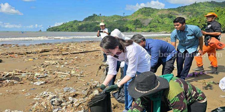 Arumi Terlibat dalam Aksi Bersih Pantai Gemah Tulungagung dari Sampah