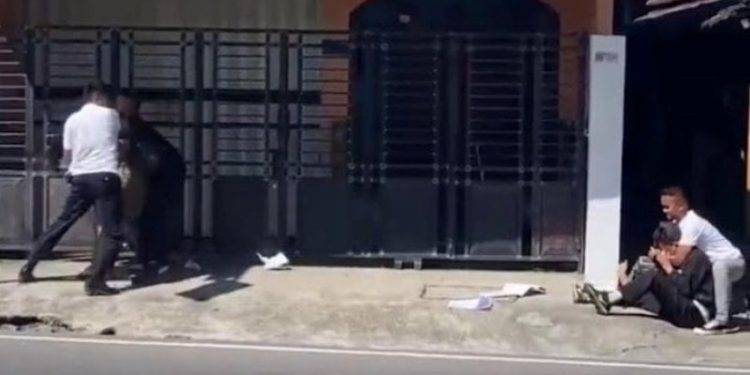 3 Mahasiswa Blitar Ditangkap Usai Bentangkan Spanduk Saat Kunjungan Gibran, Netizen Bilang Demokrasi Otoriter