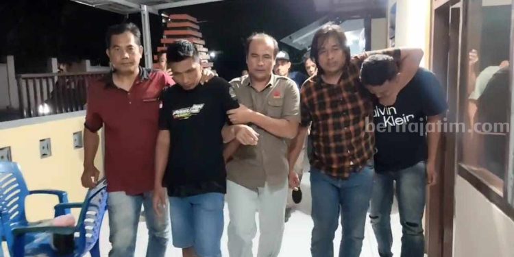 Aktivitas Penggalian Malam Hari Lima Orang Terduga Pencurian Kabel di Mojokerto Diamankan
