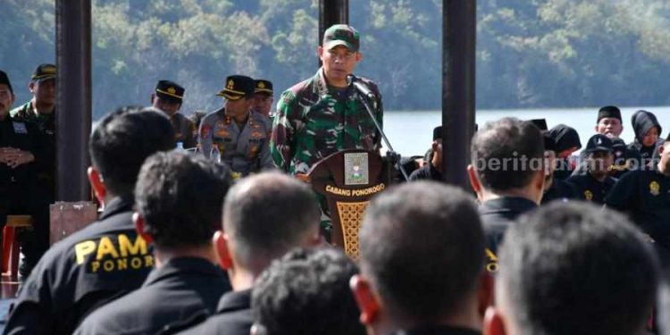 Dandim dan Kapolres Ponorogo Ajak Warga Amankan Malam 1 Sura
