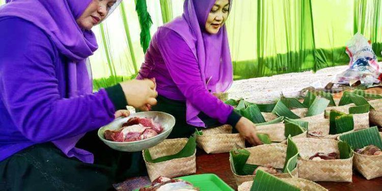 PKB Ponorogo Pilih Besek Bambu untuk Distribusi Daging Kurban Tanpa Plastik