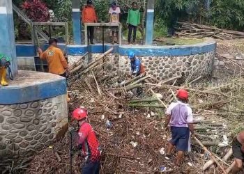 Kerja Bakti Bersihkan DAM Tersumbat Pjs Bupati Mojokerto Terjun Langsung
