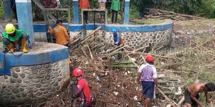 Kerja Bakti Bersihkan DAM Tersumbat Pjs Bupati Mojokerto Terjun Langsung