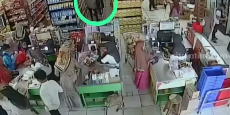 Aksi Dua Wanita Mencuri Susu di Supermarket Bangkalan Terlihat di CCTV
