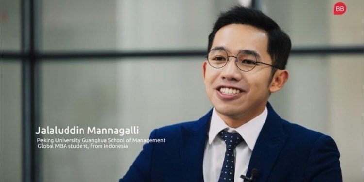 Putra Khofifah Lulus dari Universitas Peking, Emil Dardak Turut Bangga