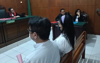 Pasangan Handy Soenaryo dan Jan Hwa Diana Diadili atas Kerusakan Kendaraan