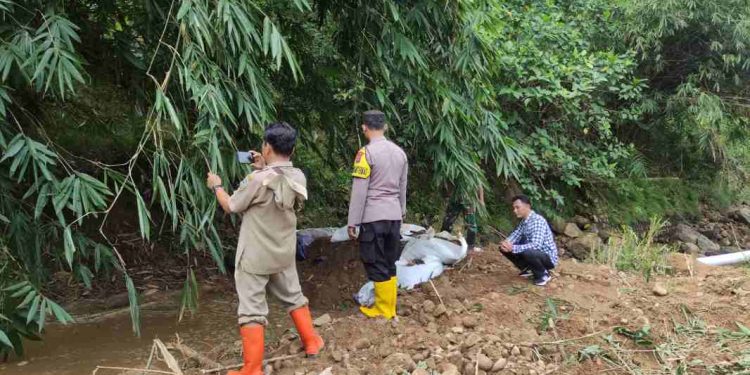 Dam Roboh di Pacitan, Warga Gotong Royong Bangun Penahan Darurat untuk Irigasi