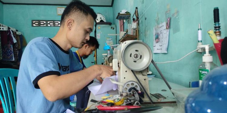Seragam Sekolah di Pacitan: Penjahit Hasilkan Cuan di Tahun Ajaran Baru