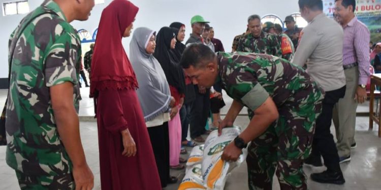 Kodim 0802 dan Bulog Salurkan Bantuan Beras SPHP di Ponorogo