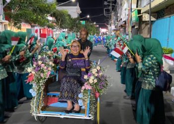 Delegasi APEKSI Naik Becak Menelusuri Jalan Dhoho Kota Kediri Disambut Ramah Warga