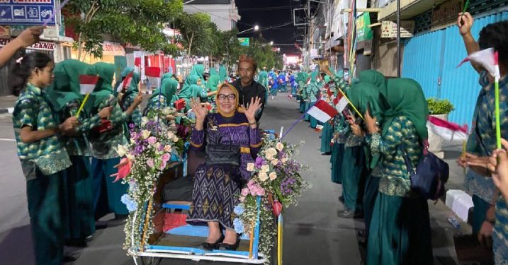 Delegasi APEKSI Naik Becak Menelusuri Jalan Dhoho Kota Kediri Disambut Ramah Warga