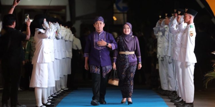 Kepala Daerah dan Ketua TP PKK APEKSI Wilayah IV Pakai Pakaian Khas Kota Kediri