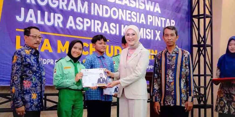 Program Indonesia Pintar untuk 40 Ribu Siswa di Surabaya dan Sidoarjo oleh Lita Machfud