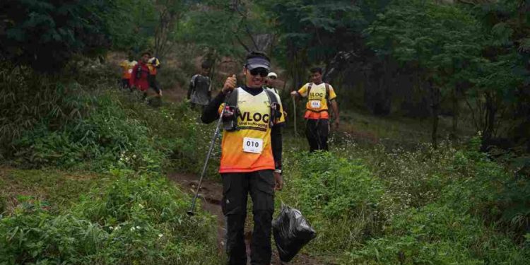 100 Karyawan Muda Gelar Aksi Plogging dan Vlog di Gunung Penanggungan