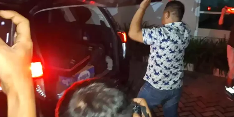 ASN Tinggalkan Gedung Pemkab Lamongan Tanpa Berbicara, KPK Membawa Koper