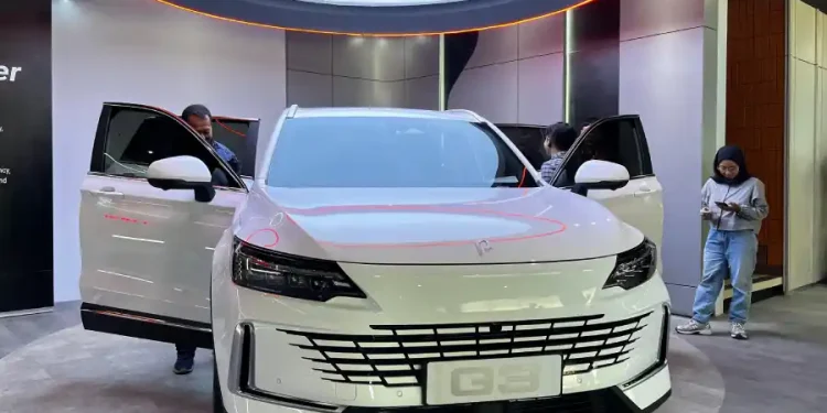 Showroom Mobil Listrik Pertama di Surabaya Dukung Percepatan Transisi Energi