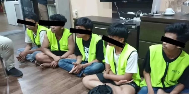 8 Remaja Surabaya Ditangkap Saat Tawuran, 5 Terbukti Menggunakan Narkoba