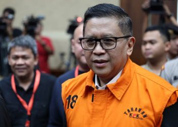 Sekjen PDIP Hasto Kristiyanto Bebas Berkat Amnesti, Lambaikan Tangan dan Senyum Tanpa Rompi