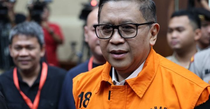 Sekjen PDIP Hasto Kristiyanto Bebas Berkat Amnesti, Lambaikan Tangan dan Senyum Tanpa Rompi