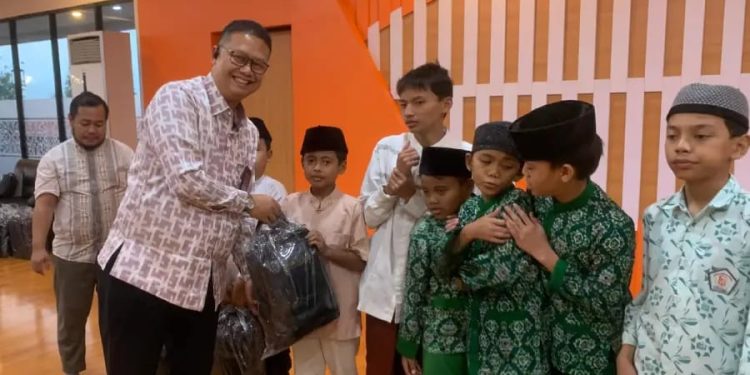 Mojokerto Salurkan 30 Paket Pendidikan untuk Siswa Yatim di HUT ke-80 RI