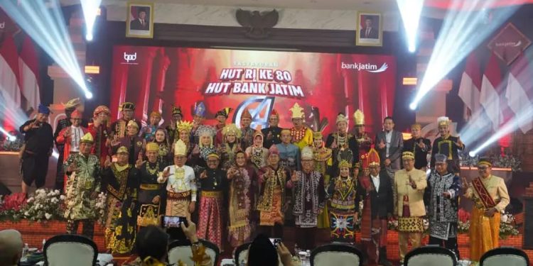 Rayakan HUT ke-64 dan HUT ke-80 RI, Bank Gelar Defile Pakaian Adat Nusantara