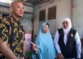 Gubernur Jatim Kunjungi Janda Perintis Kemerdekaan RI di Surabaya dan Berikan Souvenir