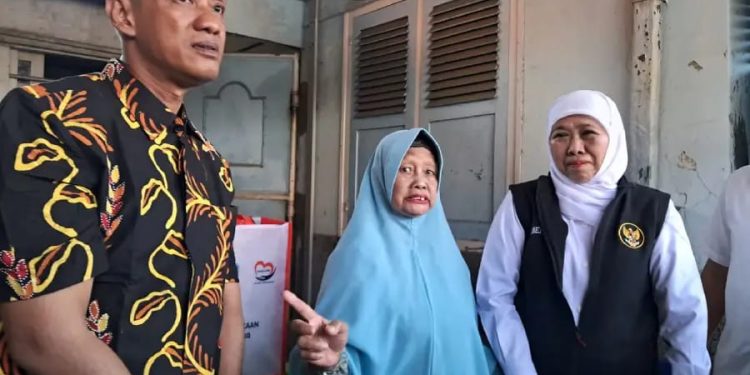 Gubernur Jatim Kunjungi Janda Perintis Kemerdekaan RI di Surabaya dan Berikan Souvenir