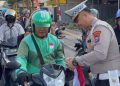 Satlantas Mojokerto Kota Sebarkan 350 Bendera Merah Putih Semarakkan HUT ke-80 RI