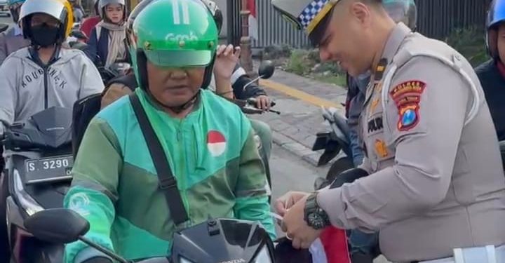 Satlantas Mojokerto Kota Sebarkan 350 Bendera Merah Putih Semarakkan HUT ke-80 RI