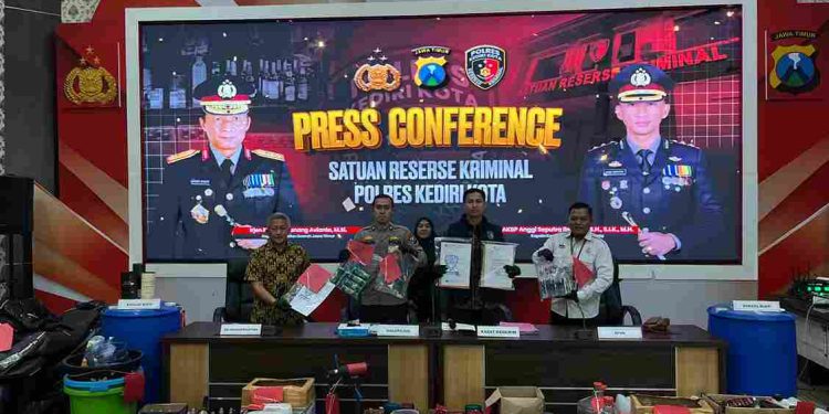 Penangkapan Produsen Miras Palsu dan Pelaku Pengeroyokan oleh Satreskrim Polres Kediri Kota