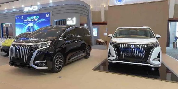 Mobil Listrik Premium DENZA D9 Menarik Perhatian di GIIAS Surabaya 2025