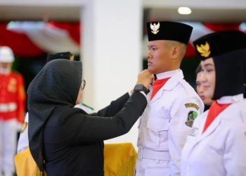 75 Paskibraka Banyuwangi Siap Bertugas Setelah Dikukuhkan Bupati Ipuk
