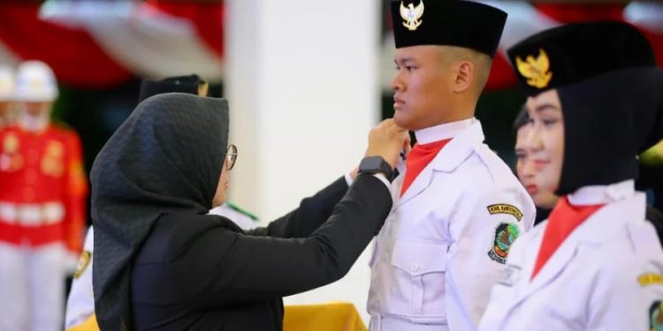 75 Paskibraka Banyuwangi Siap Bertugas Setelah Dikukuhkan Bupati Ipuk