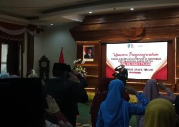 Sematkan Satyalencana Karya Satya kepada ASN, Gubernur Jatim ucapkan terima kasih