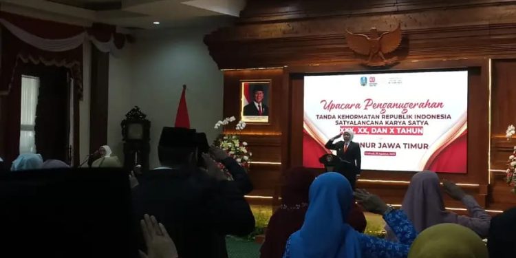 Sematkan Satyalencana Karya Satya kepada ASN, Gubernur Jatim ucapkan terima kasih