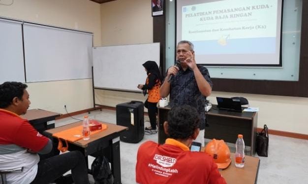 Tiga Pilar Kolaborasi Latih Ratusan Satgas Surabaya Pemasangan Atap UPVC