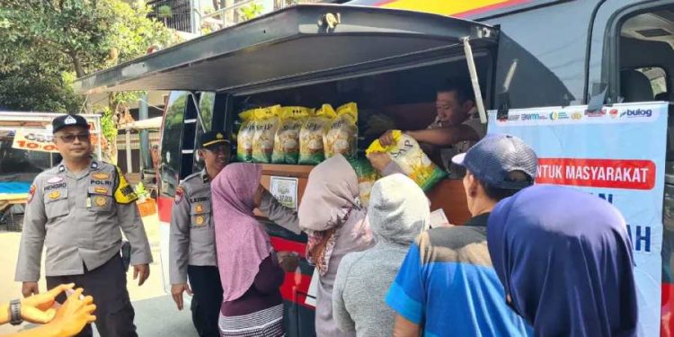Polres Kediri Kota Adakan Pasar Murah, 1 Ton Beras Habis Diserbu Warga